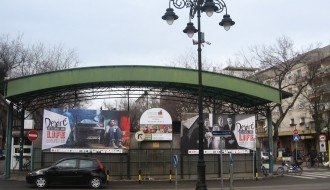 Saobraćajni znak ispred Mlečne pijace okrenut u suprotnom smeru