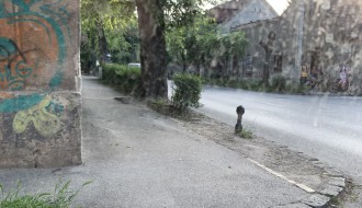 Izlaz iz Celovečke ulice, nepregledan i nebezbedan!