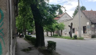 Izlaz iz Celovečke ulice, nepregledan i nebezbedan!