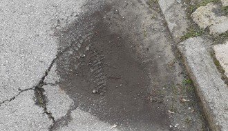 Udarne rupe u ulici Jenea Kalmara