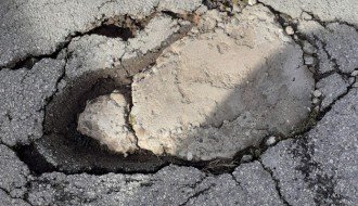 Udarne rupe u ulici Jenea Kalmara