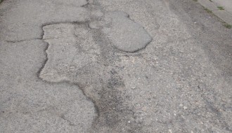 Uništen asfalt u ulici Zaharija Orfelina