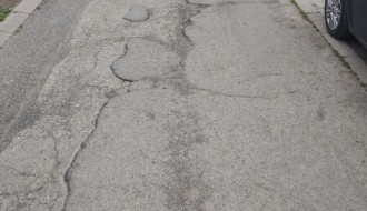 Uništen asfalt u ulici Zaharija Orfelina