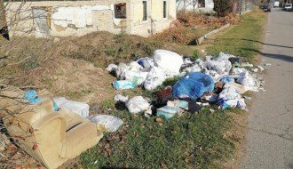 Smeće posle kontenjera (ulica Ivana Sarića, Donji Tavankut)