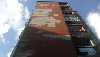 Opasna fasada na zgradi u A.M. Tita 18