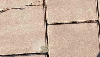 Oštećene nove kocke u velikom delu groblja Dudova šuma