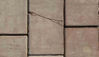 Oštećene nove kocke u velikom delu groblja Dudova šuma