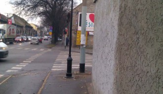 Stub na sredini trotoara (Somborski put / Zagrebačka)