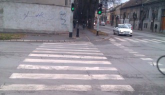 Stub na sredini trotoara (Somborski put / Zagrebačka)