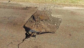 Poveća udarna rupa na uglu Šantićeve i Kalničke