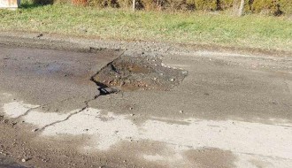 Poveća udarna rupa na uglu Šantićeve i Kalničke