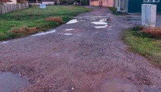 Neasfaltirana ulica, velike rupe i bare (Ulica Anđe Ranković)