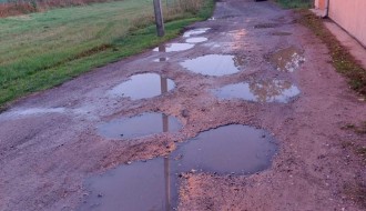 Neasfaltirana ulica, velike rupe i bare (Ulica Anđe Ranković)