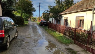 Neasfaltirana ulica, velike rupe i bare (Ulica Anđe Ranković)