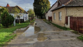 Neasfaltirana ulica, velike rupe i bare (Ulica Anđe Ranković)