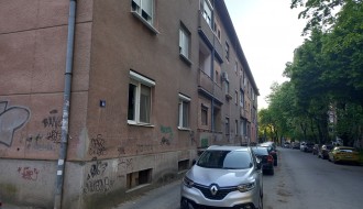 Dvosmerni saobraćaj i parking mesta sa obe strane uske ulice Pavla Štosa