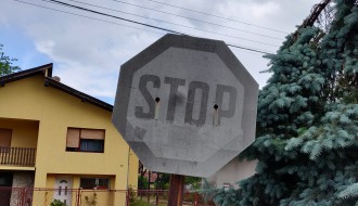 Izbledeli saobraćajni znakovi