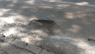 Udarna rupa na raskrsnici Preradovićeve ulice i Petefi Šandora