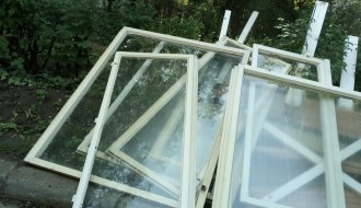 Otpad pored kontejnera