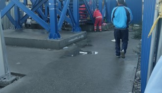 Neosvetljeno oko pasarele, ljudi padaju niz stepenice zbog klizavog i loše osvetljenog