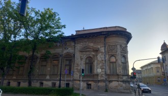 Oronula fasada na kući na uglu Ulica braće Radić i Maksima Gorkog