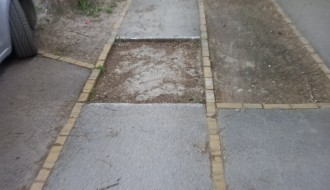 Udarna rupa na biciklističkoj stazi u Ulici braće Radić (ispred broja 60)