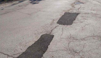 Udarna rupa u ulici Luke Sučića