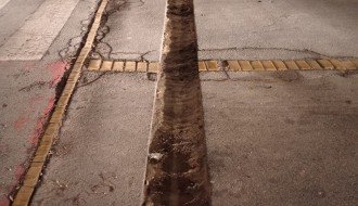 Otvoren kanal preko čitave biciklističe staze u Štrosmajerovoj ulici