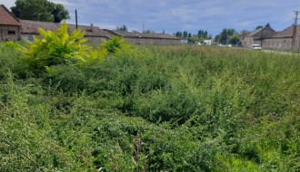 Zapuštena površina kod javne česme u Željezničkom naselju