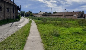 Zapuštena površina kod javne česme u Željezničkom naselju