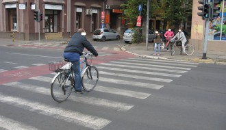 Biciklisti na pešačkim prelazima