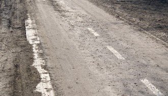 Novoizgrađenu biciklističku stazu na obali Palićkog jezera koriste automobili