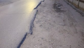 Oštećen asfalt - otežano mimoilaženje (Pulska ulica na Paliću)