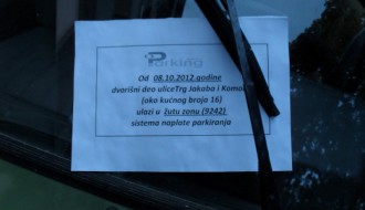 Naplaćivanje parkinga u našem dvorištu (Trg Jakaba i Komora)