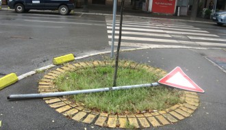 Vertikalni znak u ležećem položaju