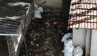 Šut i smeće ostavljeni iza zgrade (Aleja maršala Tita)