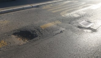 Udarna rupa preko puta Kerske crkve na beogradskom putu (autobusko stajalište)