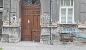 Otpada fasada sa balkona u ulici Bose Milićević ispred broja 5