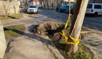 Rupa u ulici Atile Jožefa iskopana pre više od mesec dana