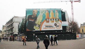 Reklama Next na Pozorištu i politički plakati