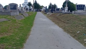 Zarasle zelene površine na Kerskom i Bajskom groblju