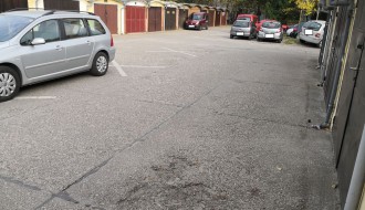 Znak nedozvoljenog parkiranja i stalni problemi