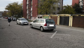 Znak nedozvoljenog parkiranja i stalni problemi