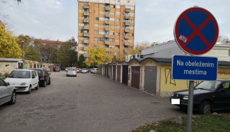 Znak nedozvoljenog parkiranja i stalni problemi
