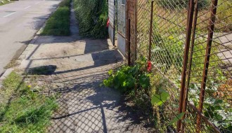 Neprohodan deo pešačke staze u Teslinoj ulici