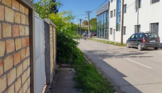 Neprohodan deo pešačke staze u Teslinoj ulici