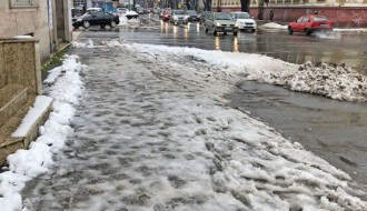 Čiscenje trotoara od snega i bljuzgavice