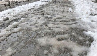 Čiscenje trotoara od snega i bljuzgavice