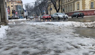 Čiscenje trotoara od snega i bljuzgavice
