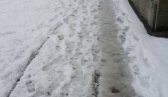 Čiscenje trotoara od snega i bljuzgavice